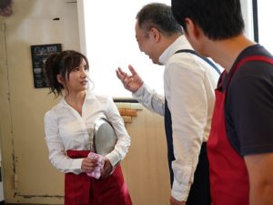 Karen Yuzuriha bị ông chủ đáng ghét quấy rối tình dục